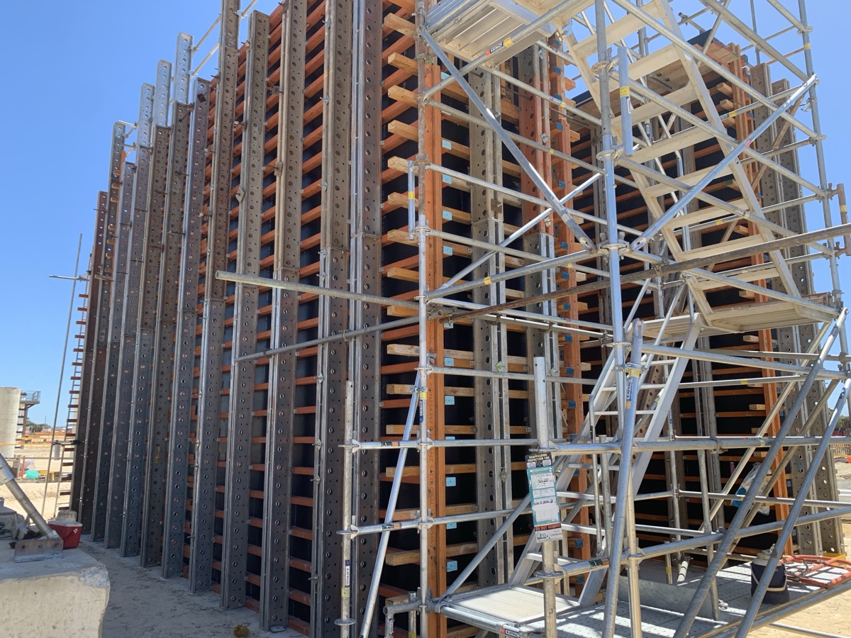Large-scale wall panel formwork and scaffolding