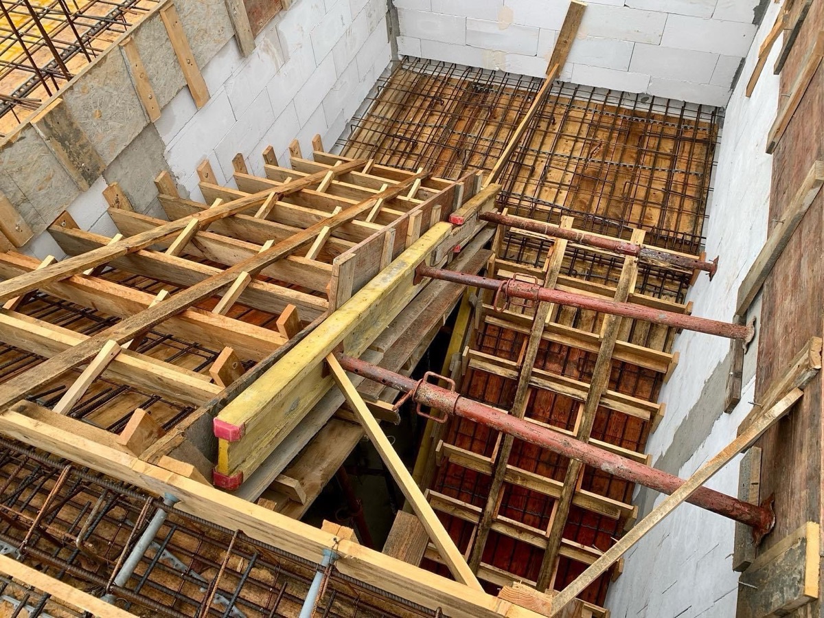 Reinforcement mesh and formwork flooring